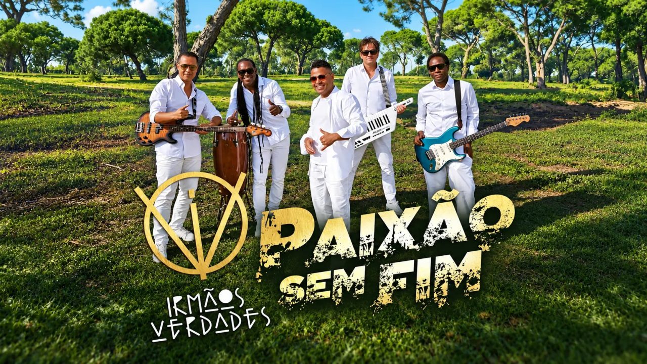 Os cinco elementos dos Irmãos Verdades, vestidos de branco, num pinhal ao sol