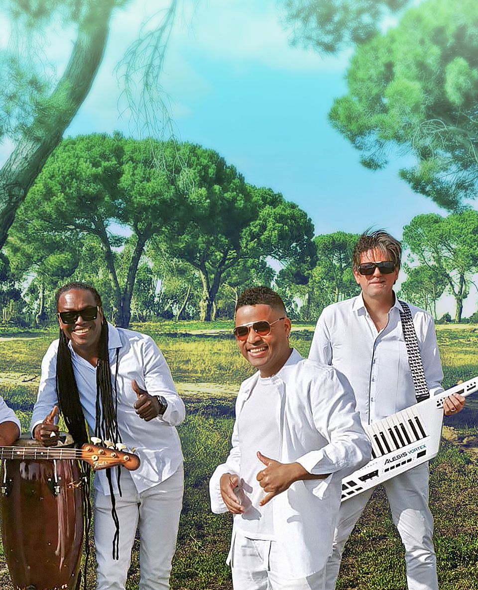 Pantera, Enzo Lopes e Nando, dos Irmãos Verdades, vestidos de branco num pinhal
