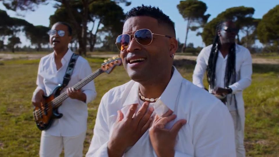 Enzo Lopes a cantar no videoclipe de «Paixão sem fim», com Luís Verdades e Pantera