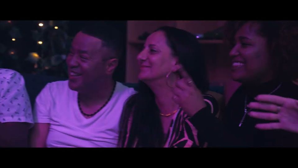 Público a sorrir durante a gravação do videoclipe de «Rosa Maria»